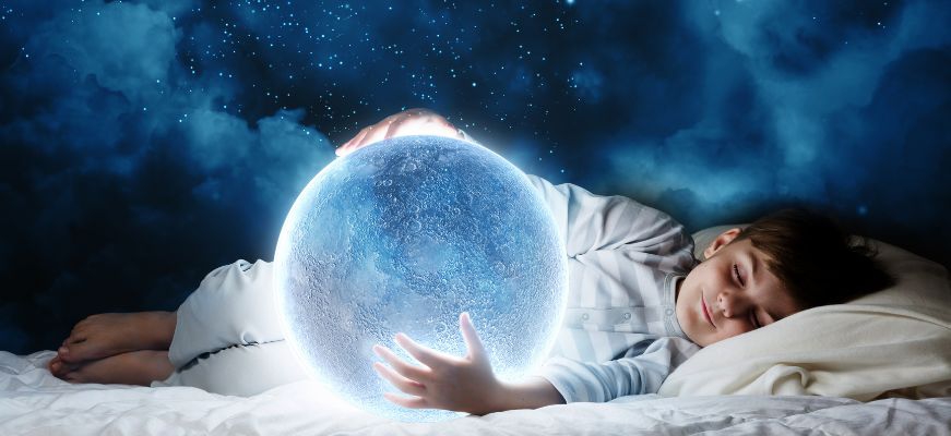 Ilustracja przedstawiająca typowe scenariusze i narracje pojawiające się w snach